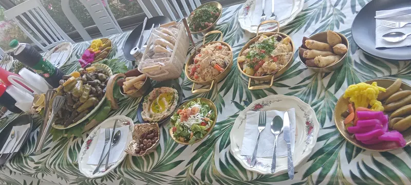 שולחן ארוחה גלילית עשירה עם מגוון מנות