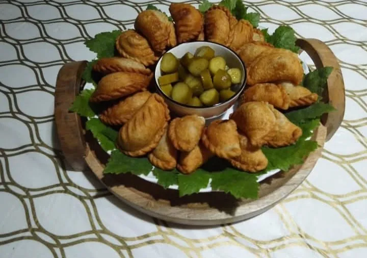 סמבוסק אפוי על מגש עם זיתים